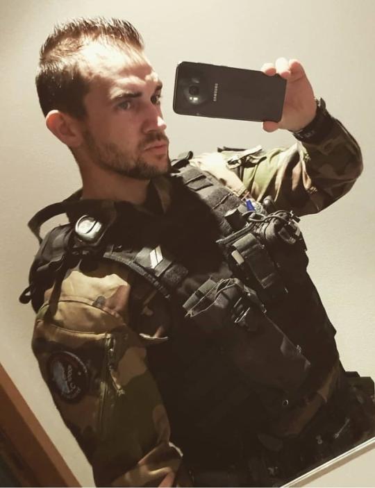 handsome-manly-soldier-military-uniform-selfie