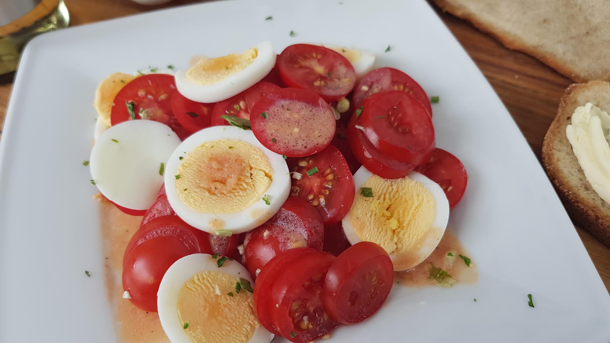 lauwarmer Tomatensalat mit Ei
