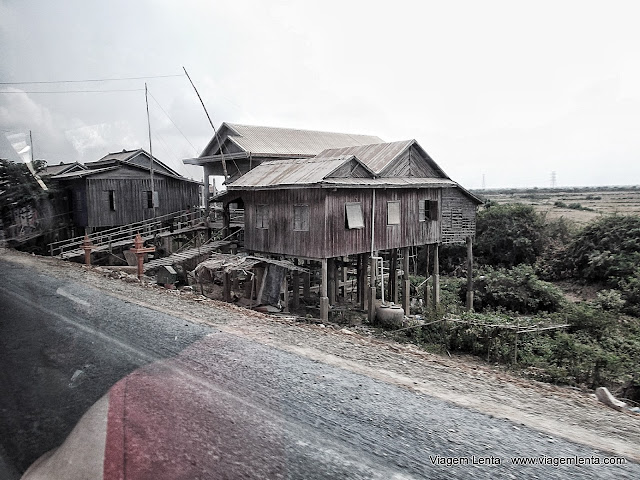 Típicas construções do interior do Camboja