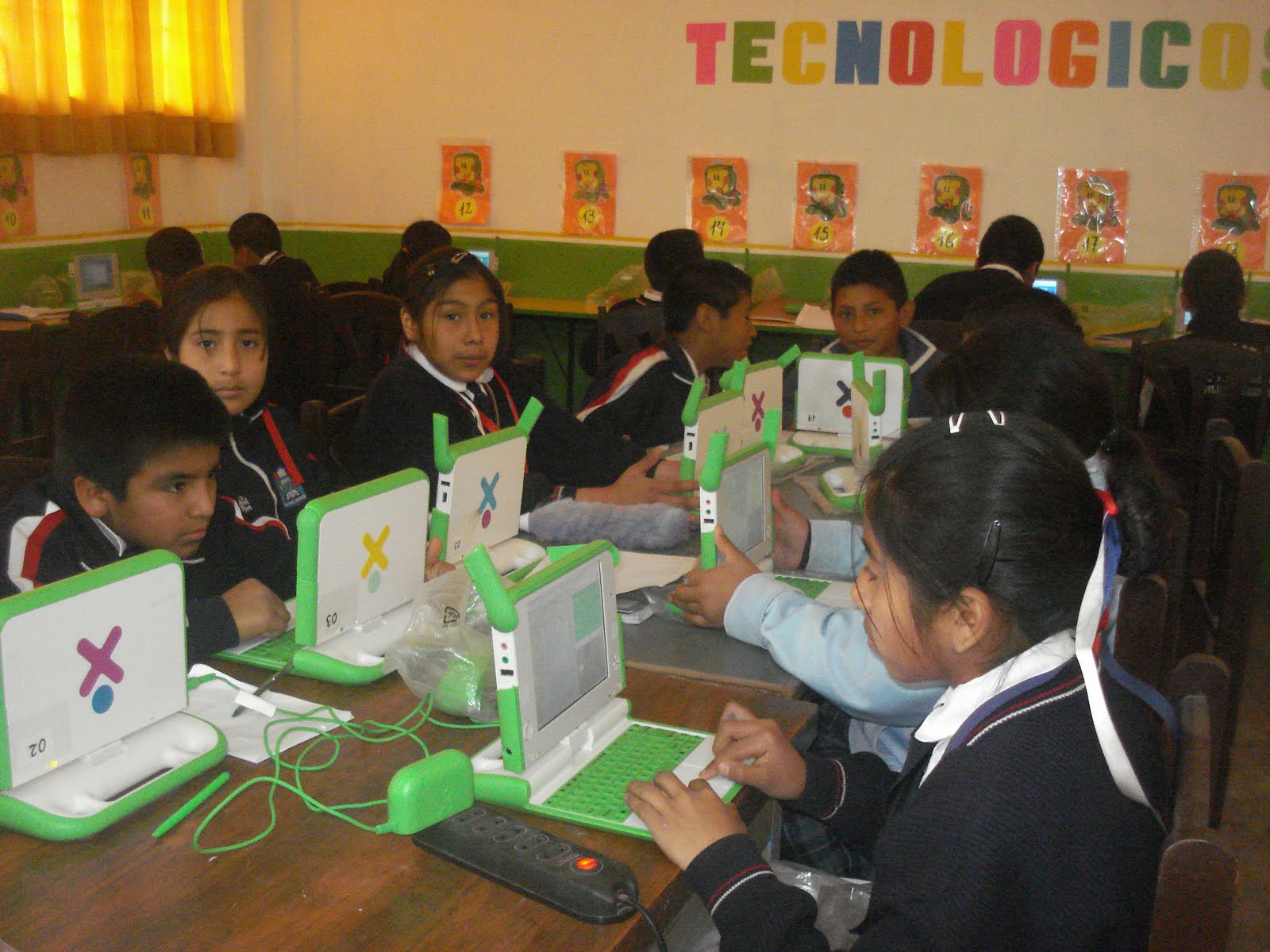 USANDO LA LAPTOP XO CONOCIENDO LA LAPTOP XO