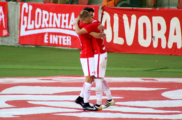 D’Ale e Dourado se abraçam após o gol do Inter (Foto: Divulgação/Twitter Inter) D’Ale e Dourado se abraçam após o gol do Inter (Foto: Divulgação/Twitter Inter)