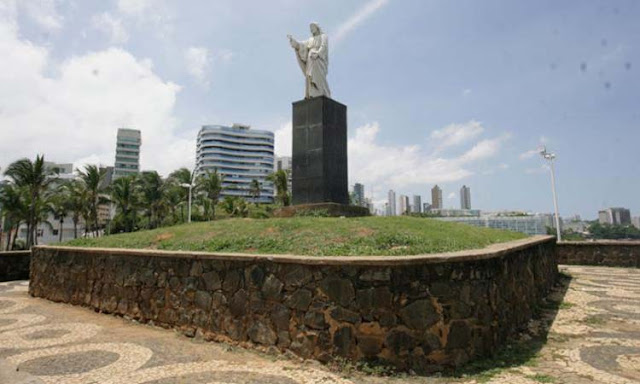 Salvador: Francês é esfaqueado durante assalto em praia na Barra