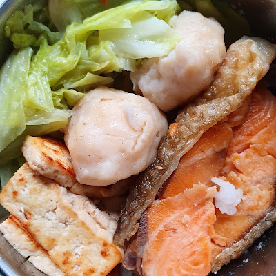 今日午餐：鮭魚、高麗菜、魚丸、煎豆腐，2021.01.07