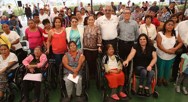 López de Gali entrega apoyos a personas en situación vulnerable en Tehuacán