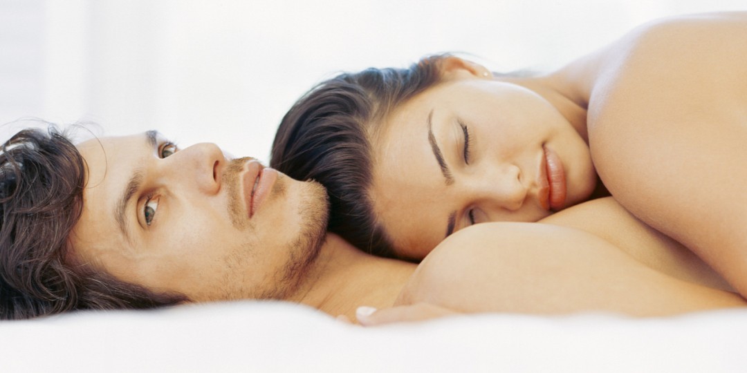 رشاقته زارع المظهر الزوجين في السرير بدون ملابس