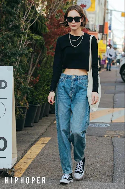 A petite girl wears a cropped top and a high-waist straight-leg trousers.