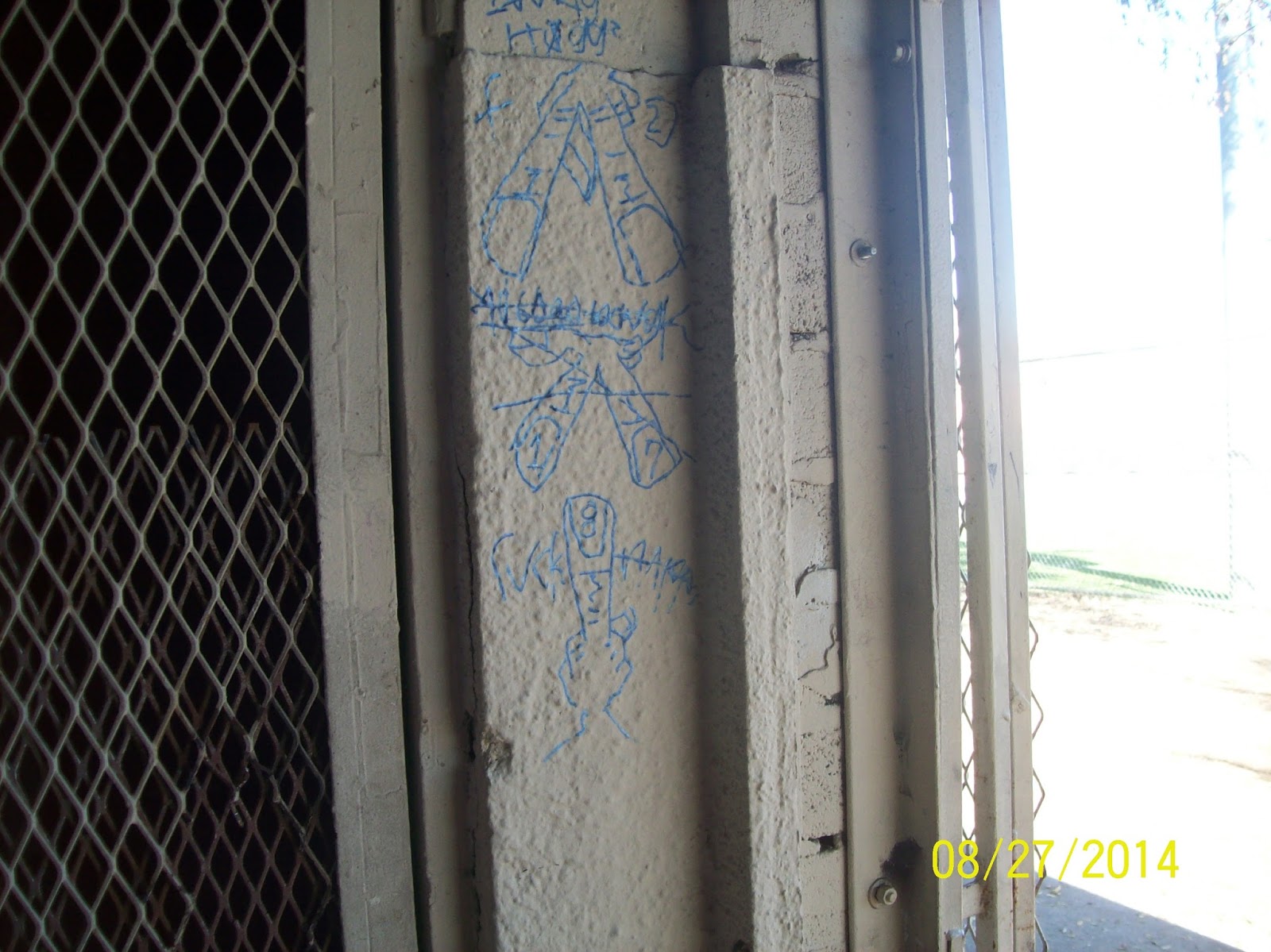 crip gangs graffiti hoover gangster crip ( 52 street )