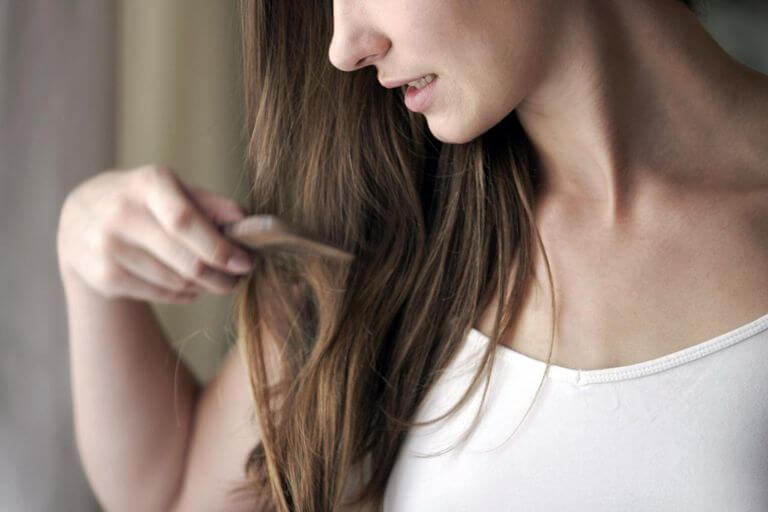 يمكن أن تساعد حصى الألبان في فك تشابك الشعر