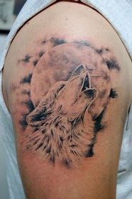 Tatuaje lobo aullando y luna llena | Fotos de Tatuajes