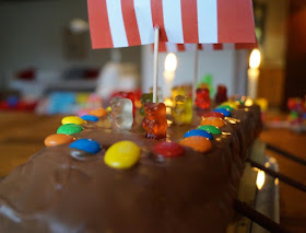Rezept: Piratenschiff-Kuchen für den maritimen Kindergeburtstag backen. Ahoi, mit Schokoladen-Kuvertüre überzogen schmeckt der Kuchen aus der Kastenform den Kindern doppelt gut.