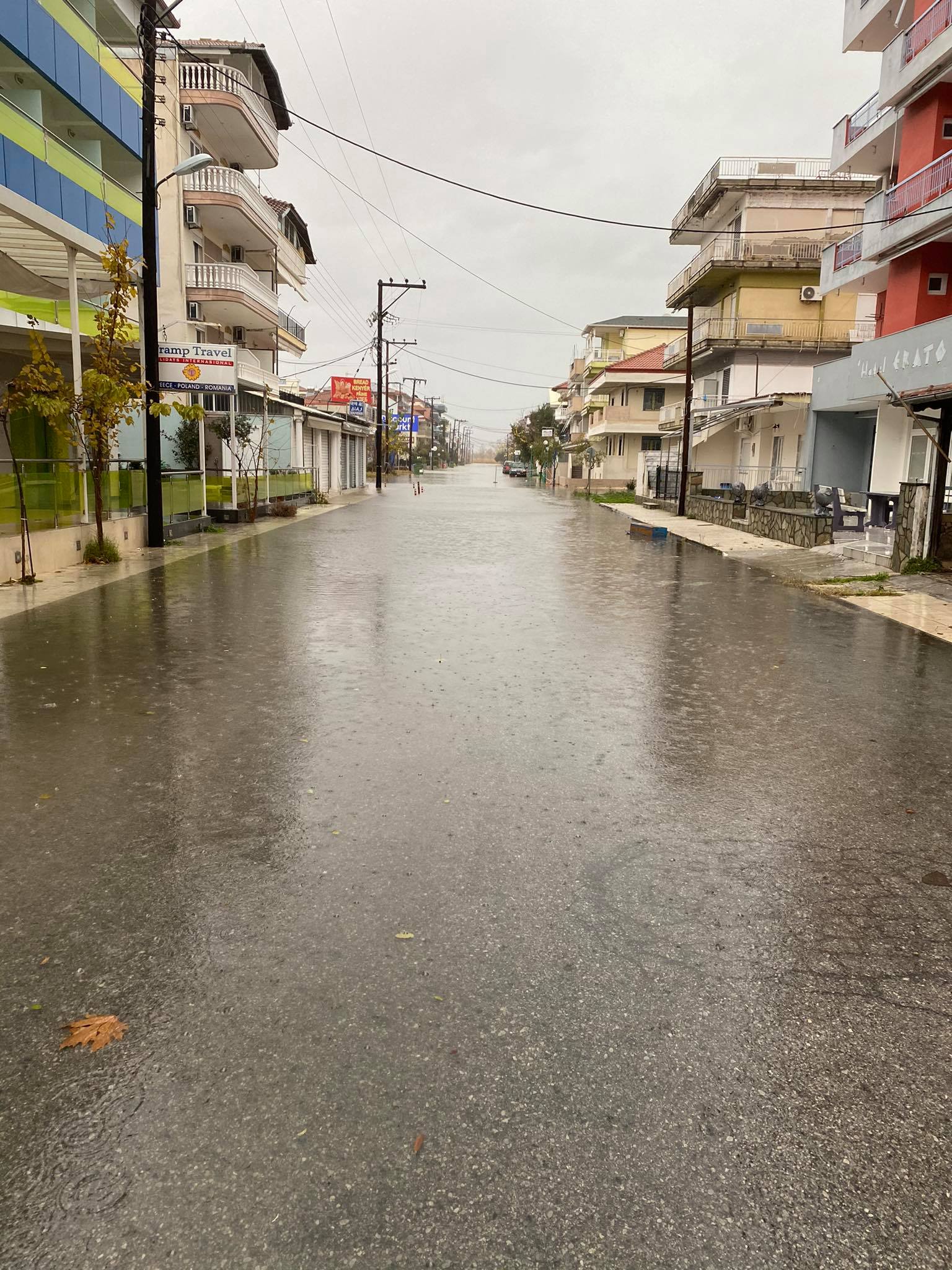 Εικόνες και βίντεο απο την κατάσταση που επικρατεί με την κακοκαιρία στην Παραλία Κατερίνης