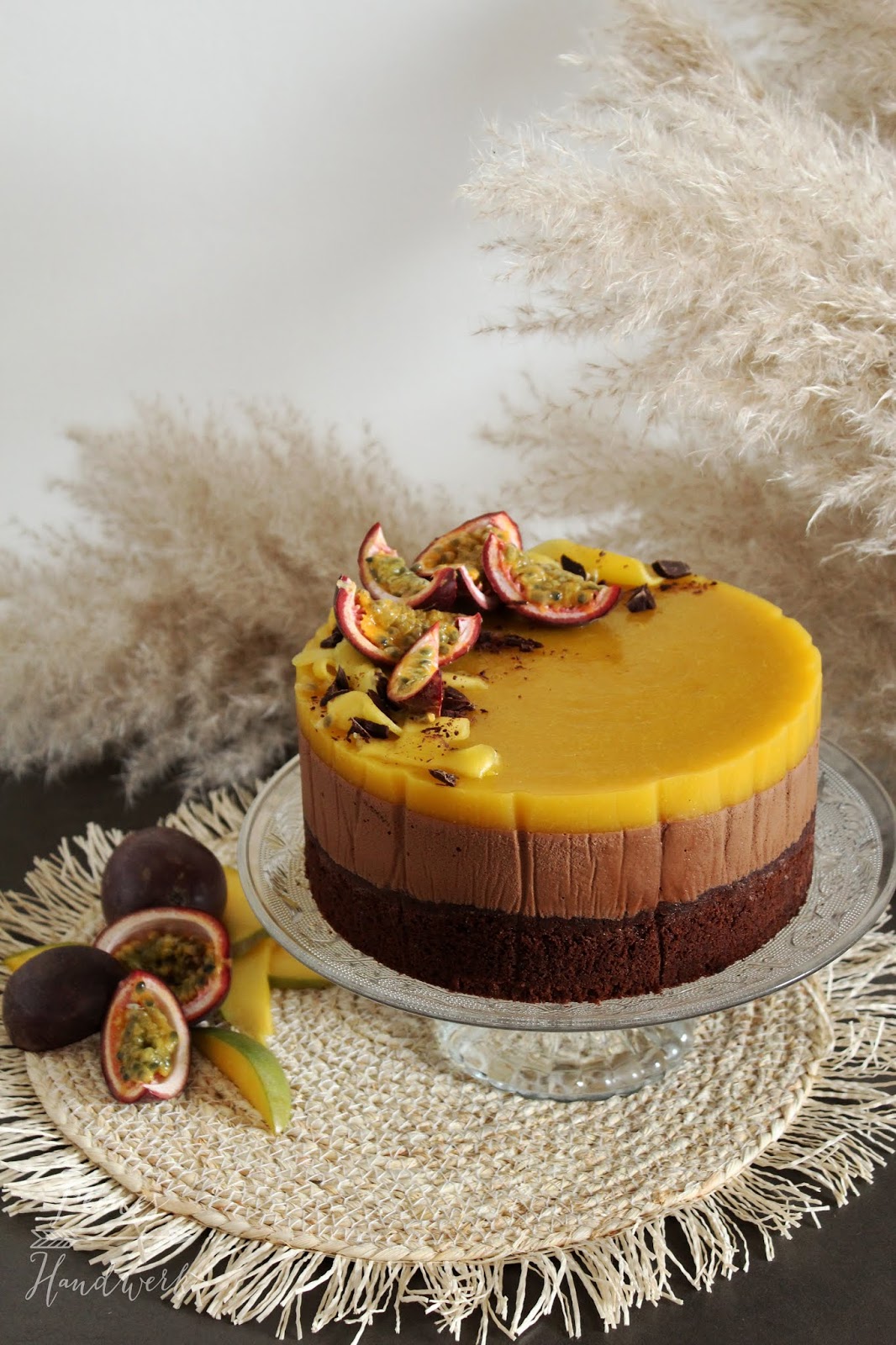 Feines Handwerk: Sommerliche Schoko-Mango-Mousse Torte