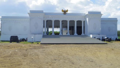 Pusat Pemerintahan Desa Kemuningsari Kidul Kecamatan Jenggawah, Kabupaten Jember Provinsi Jawa Timur merupakan salah satu kantor desa termengah di Indonesia, karena bentuk gedung yang mirip istana kepresidenan.