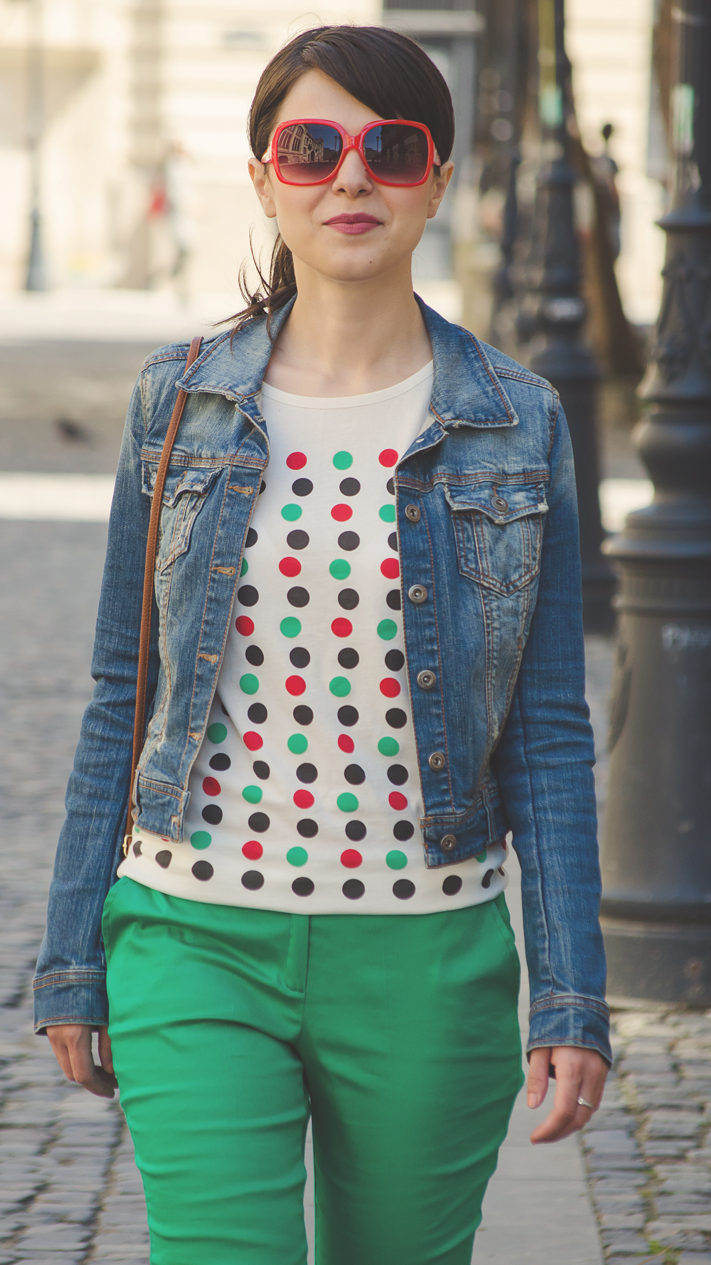 dotted t-shirt colourful dots ankle cut green pants converse sneakers jeans jacket Stradivarius brown h&m satchel bag red sunglasses 