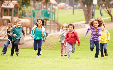 Bagaimana Cara Mengajarkan Anak Bersosialisasi Agar Tidak Kuper? Kehidupan tidak terlepas dari yang namanya bersosialisasi Bagaimana Cara Mengajarkan Anak Bersosialisasi Agar Tidak Kuper?
