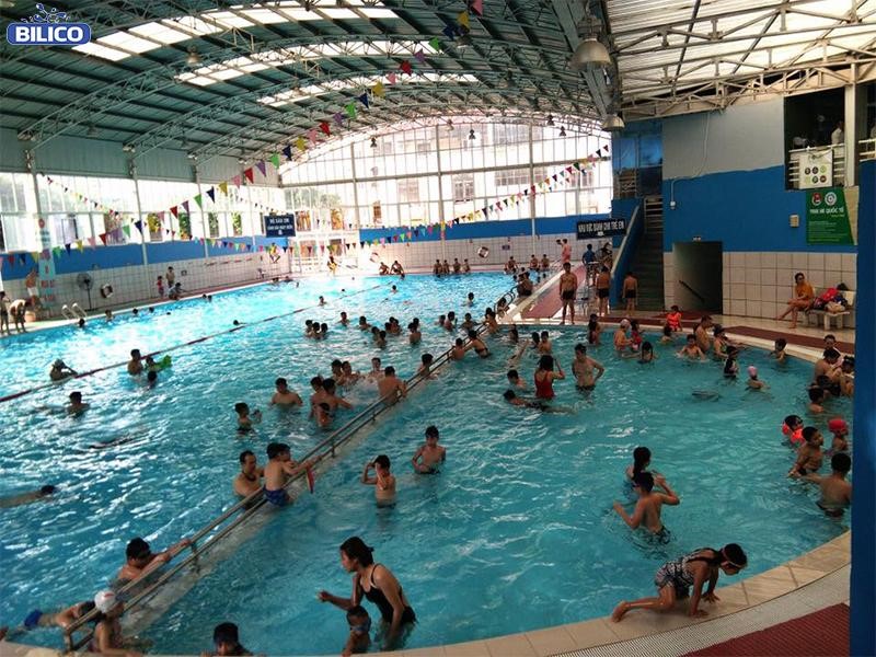 Bể bơi có 2 khu vực dành cho người lớn và trẻ em