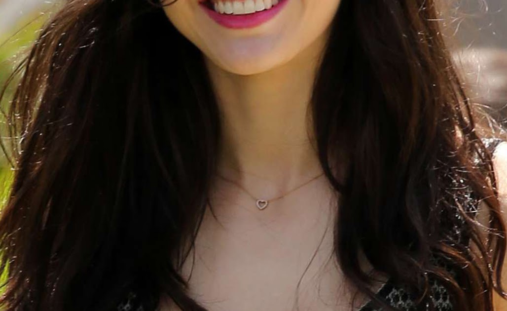 Hot Actress Wallpaper V20