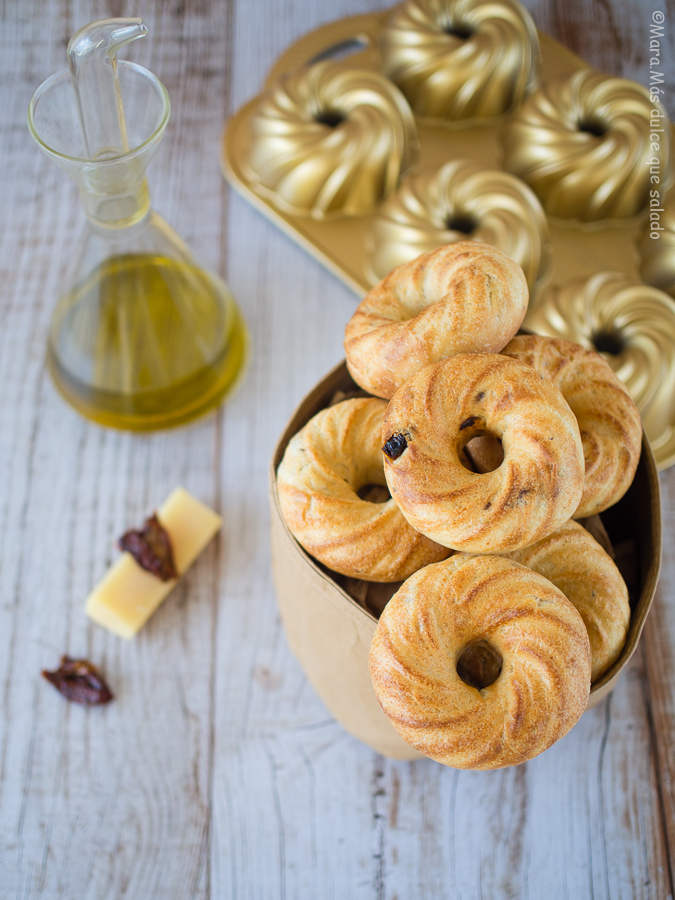 Panecillos con tomate seco, queso y orégano. Bundtlettes para el National Bundt Cake Day