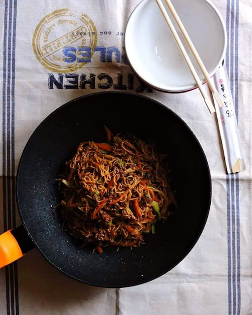 Singapore noodles cambiando la carne sigue siendo el mismo fabuloso plato oriental