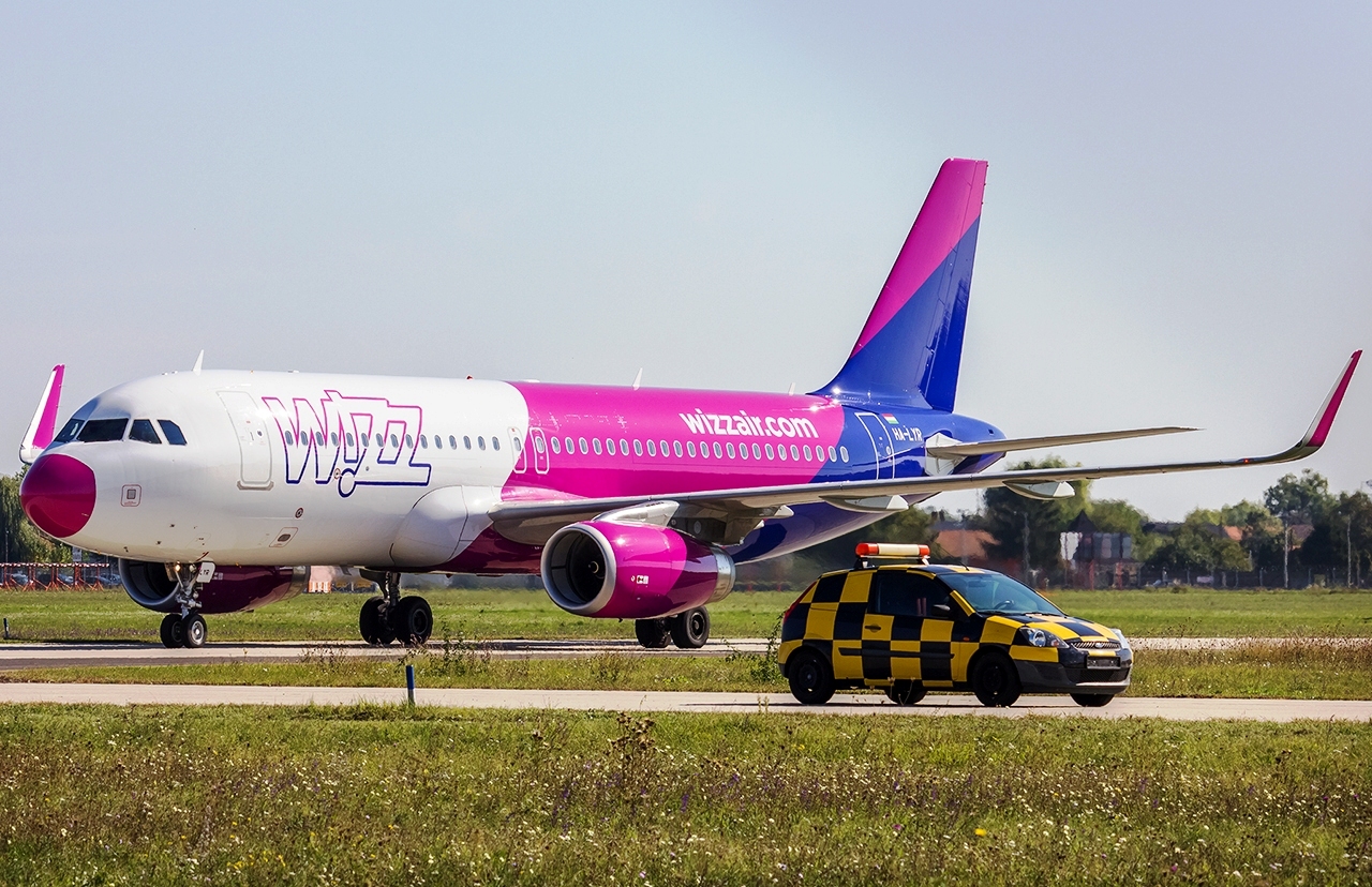 Wizz air авиакомпания сайт. Wizz Air самолеты. Wizz a320. Wizz Air lowcoster. Wizz Air самолетыa321ceo.