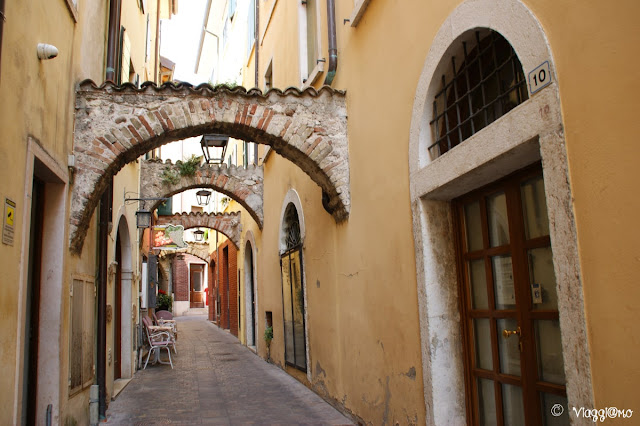 Via del centro storico di Garda
