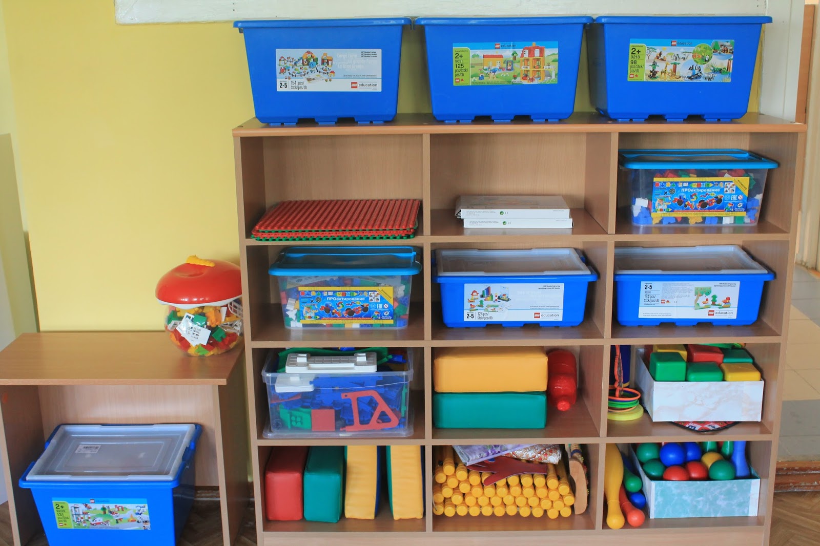 Предметное окружение ребенка. Пространственная среда в детском саду. Уголок игрушек в детском саду. Предметно развивающая среда в детском саду. Шкафы для детского сада в группу для игрушек.