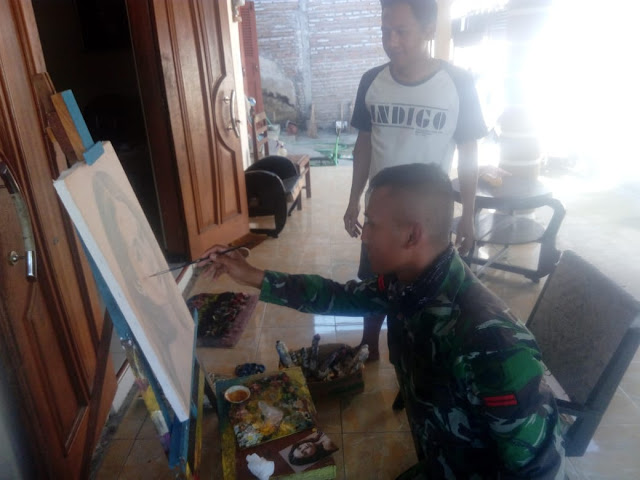 Seniman Jimbung Ajari Prajurit Satgas TMMD Reg 105 Melukis   