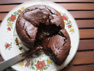 Intérieur coulant du gâteau au chocolat sans gluten et sans lactose de Philippe Conticini
