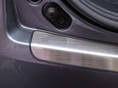 作りはしっかりしていて外周にはモールが着いています。 move custom la100s Rear bumper step guard