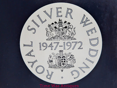https://timewasantiques.net/products/queen-elizabeth-ii-silver-wedding-dish-pair-1972-wedgwood-dark-blue-jasper-boxed-1?_pos=1&_sid=c07e5d866&_ss=r