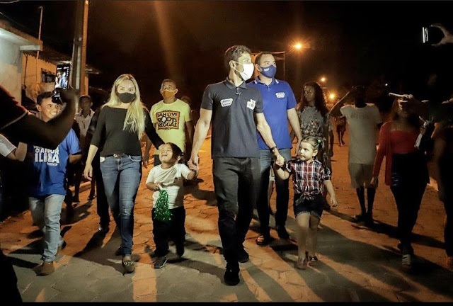 Rejanny Braga comemora entrega de rua pavimentada, no São Raimundo