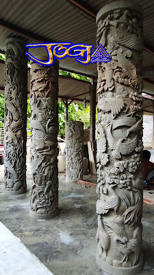 Tiang pilar ukir batu alam yang indah dan cantik, gambar motif pemandangan alam, macam-macam burung, burung bangau, pemandangan laut dan beserta seisi macam-macam ikan laut.