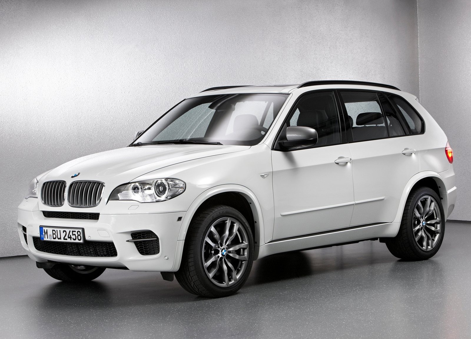 2013-BMW-X5-M50d-front-angle.jpg