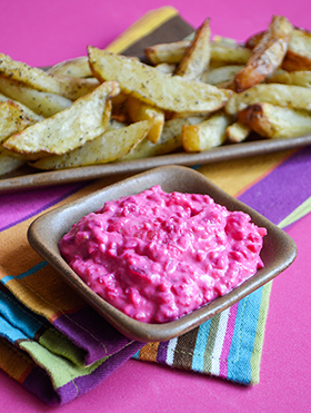 Batatas rústicas com maionese de alho, beterraba e parmesão