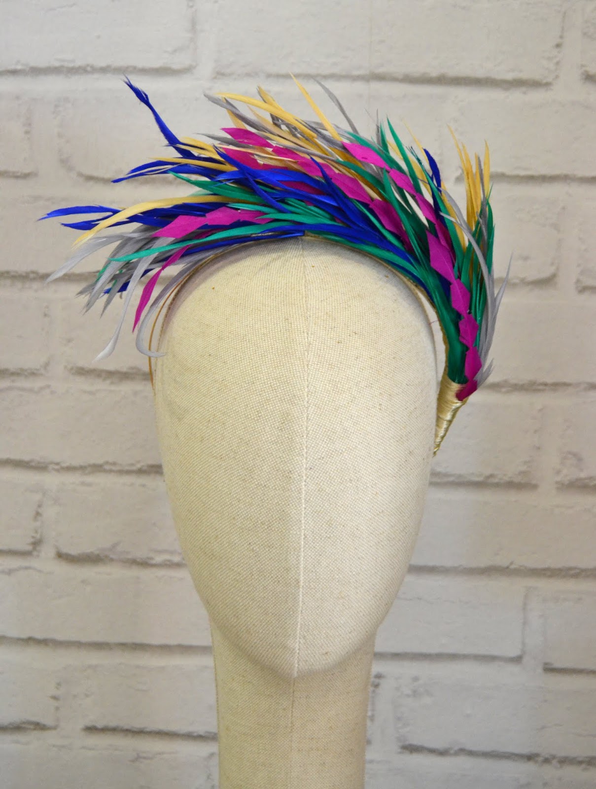 La Diadema de Plumas Multicolor de Nuria LOS TOCADOS DE ANAIDA