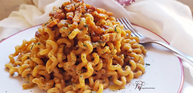 Fusilli Lunghi Bucati con panceta crujiente