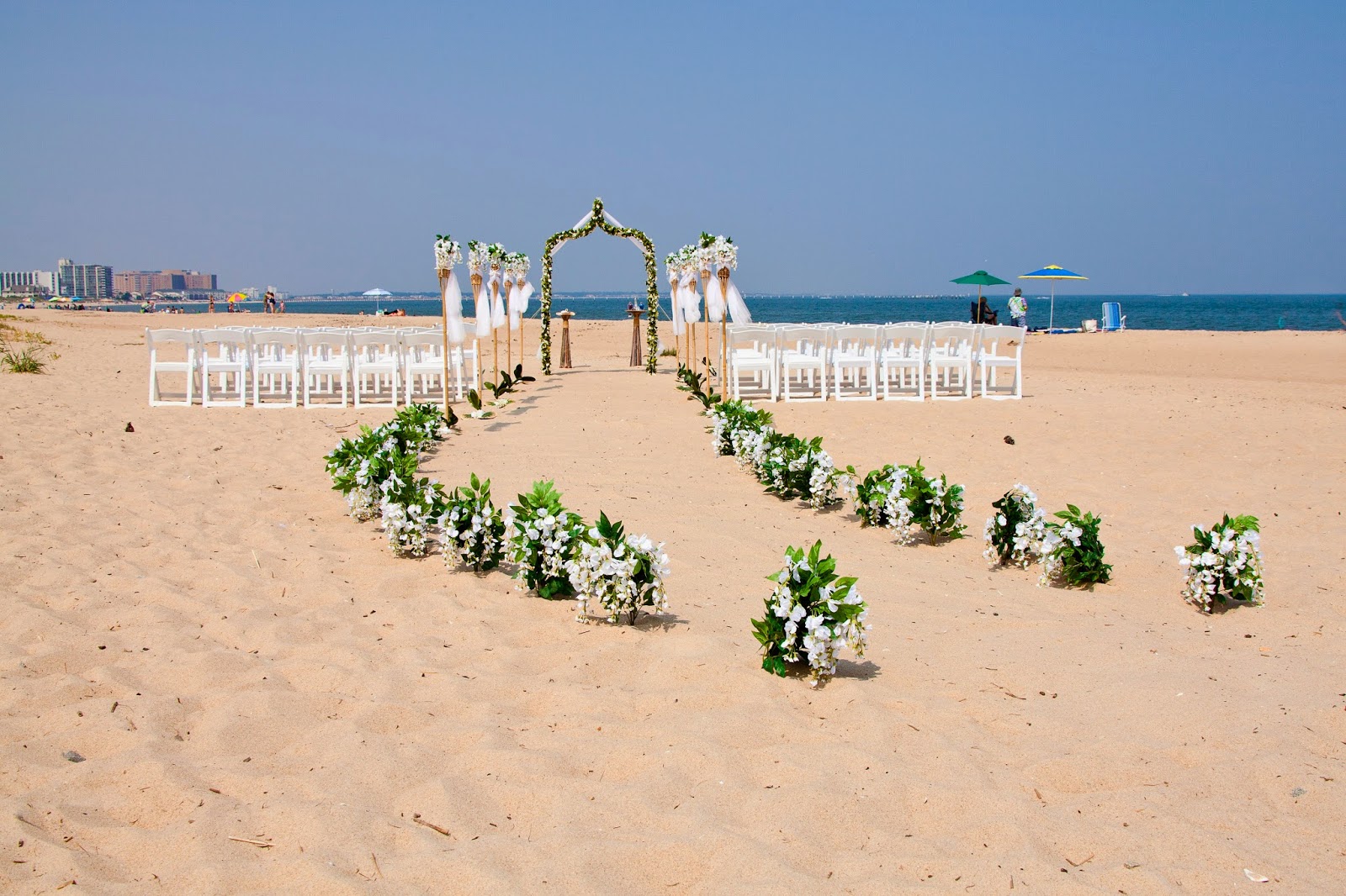 decoração altar casamento na praia