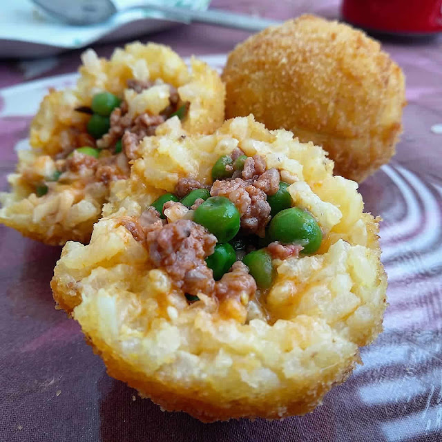 Arancini de carne picada y guisantes