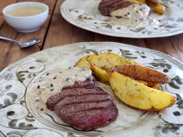 Filete de ternera a la plancha con salsa de pimienta verde y patatas rústicas horneadas