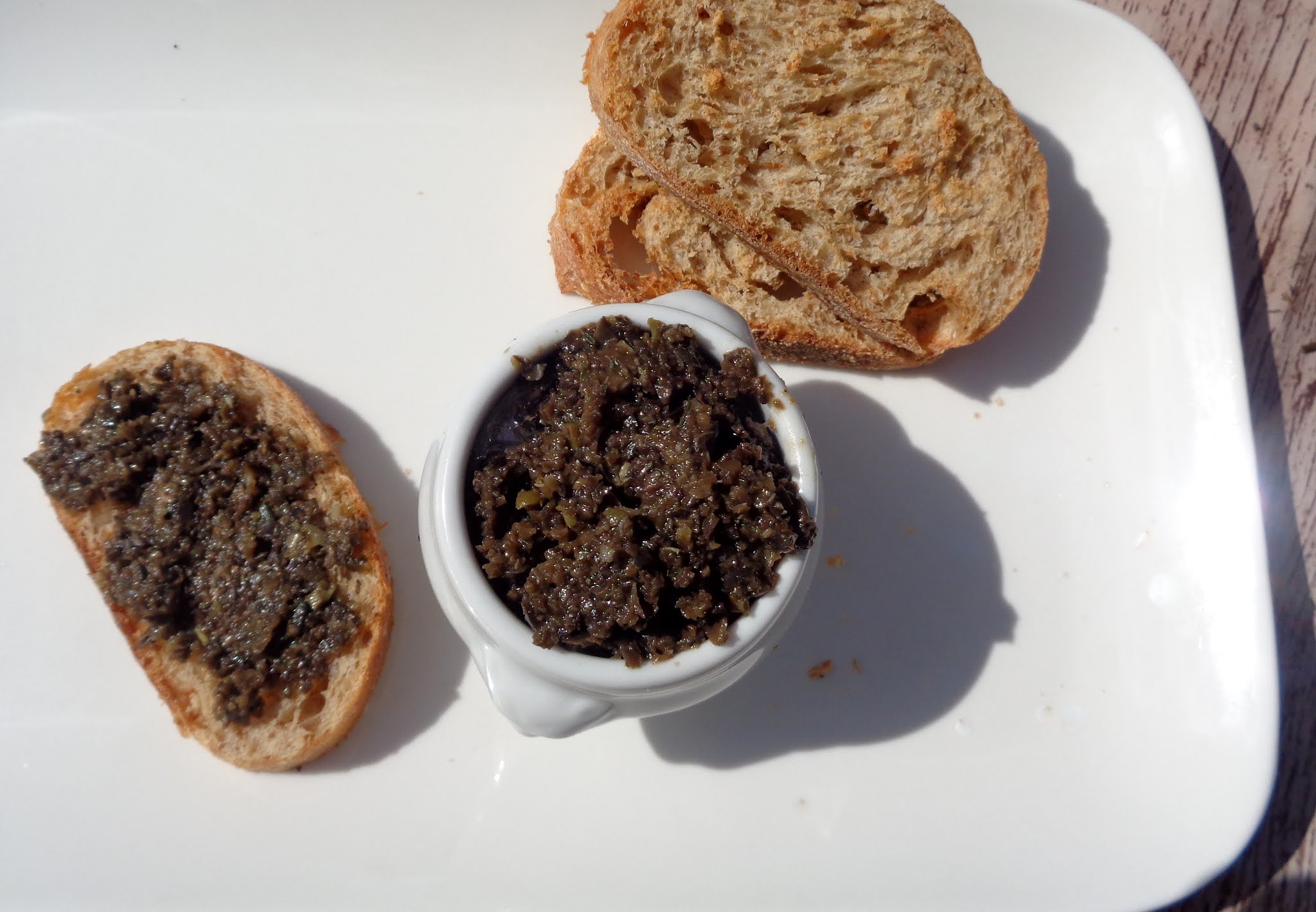 Wat ik gegeten heb Tapenade van zwarte olijven met ansjovis en kappertjes