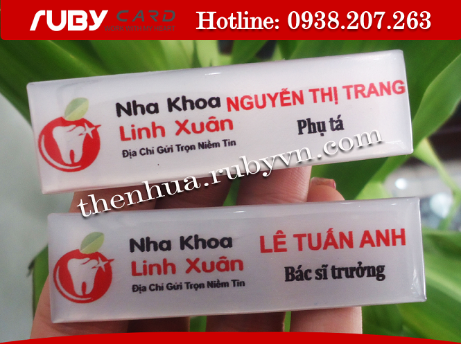 Làm bảng tên nhân viên, làm logo huy hiệu đeo áo 1