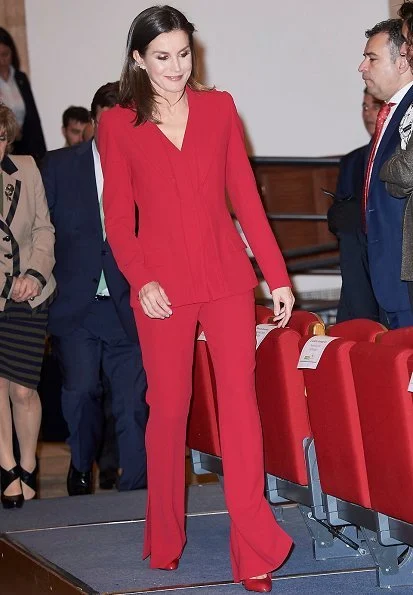 Queen Letizia wore Roberto Torretta suit from Fall Winter 2017 2018 collection. she carries Carolina Herrera