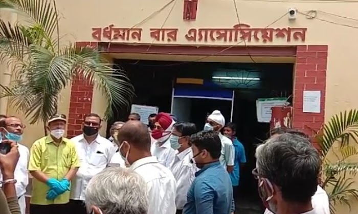 সালুজা পরিবারের পক্ষ থেকে বর্ধমান আদালতের বার লাইব্রেরিতে বসানো হল স্যানিরাইজার গেট