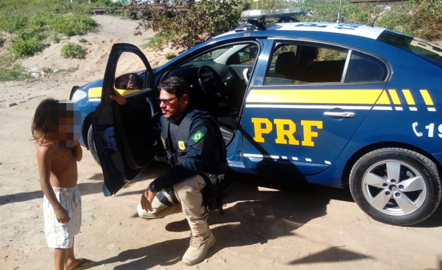 PRF de Senhor do Bonfim encontra criança perdida na BR-407 e entrega para família