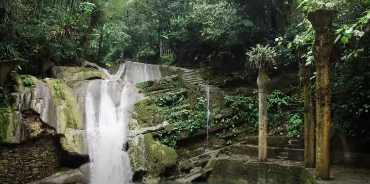 Las Pozas cascada y rio con agua fluyendo de dia