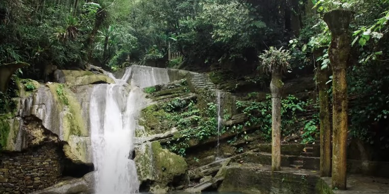 Las Pozas cascada y rio con agua fluyendo de dia Las Pozas cascada y rio con agua fluyendo de dia