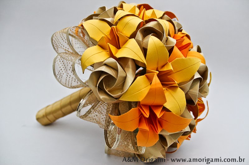 Amorigami : Buquê de rosas douradas com lírios amarelo e laranja {noiva}
