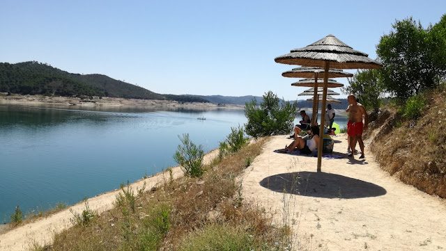 Chapéus de sol com vista para a Piscina Flutuante