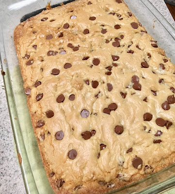 These cookies bars come out of the oven warm and delicious. Give them a try because the recipe is easy and quick. Pair with a glass of milk for a perfect match.