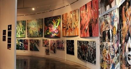 Pameran yang menampilkan karya seni dari beberapa seniman, disebut….